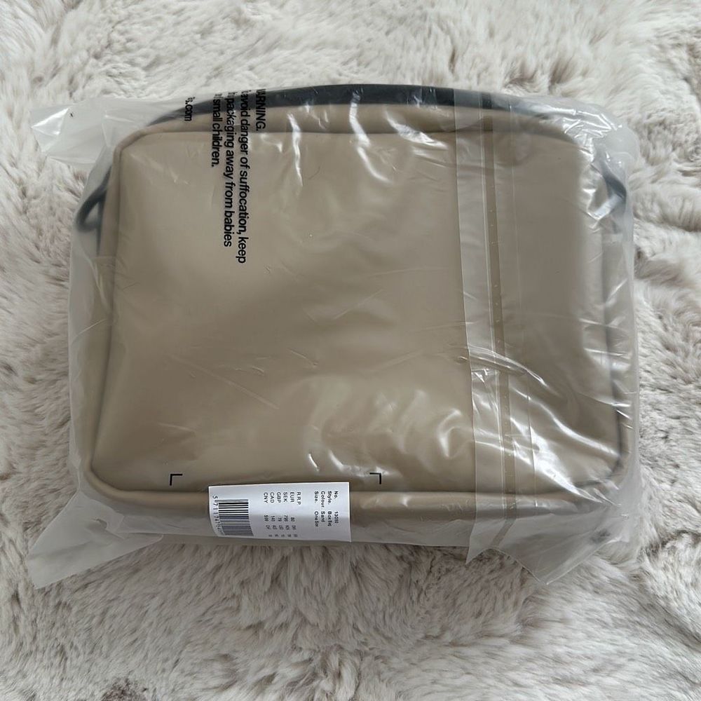 RAINS Box Bag Sand - Picture 4 of 6